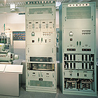 左から回転形信号機、信号電源装置(半静止形)、信号電源装置(静止形)の写真