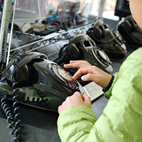 A形自動交換機の黒電話を体験する子どもの写真