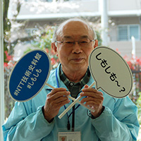 「しもしも～？」「NTT技術史料館」吹き出しを持つOB運営サポーターの写真。