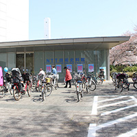 史料館入口の写真。自転車がたくさん停めてあります。