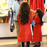 バブルな赤い衣装を着た子どもの写真